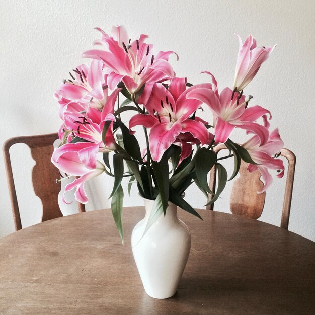 Photo close-up of flower vase on table