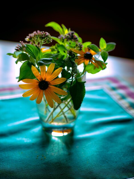 Photo close-up of flower vase on table