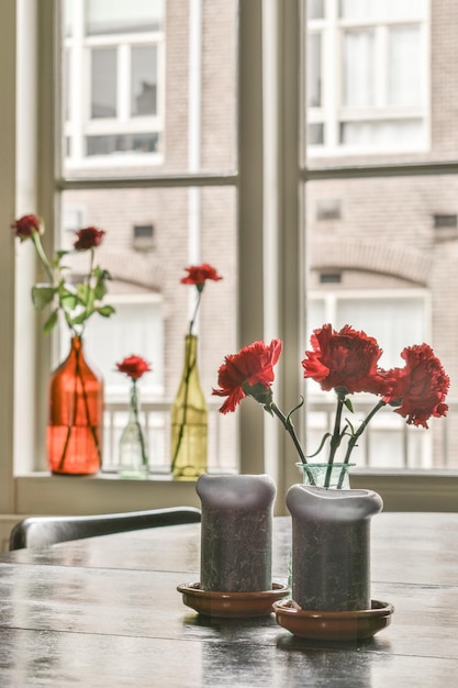 Foto close-up di un vaso di fiori sul tavolo