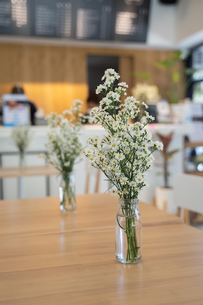 Foto close-up di un vaso di fiori sul tavolo