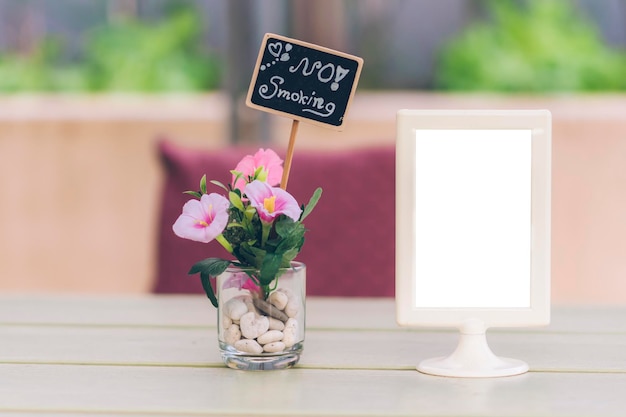 Foto close-up di un vaso di fiori sul tavolo