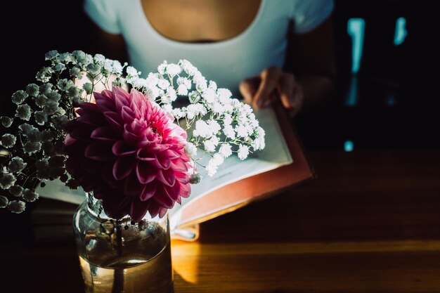 Foto close-up di un vaso di fiori sul tavolo