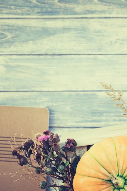 Photo close-up of flowering plant on table by sea