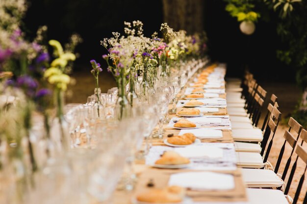 Photo close-up of flowering plant on table