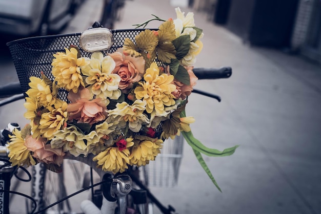 單車上花朵的近距離拍攝