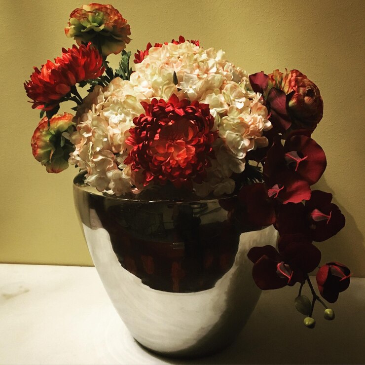 Photo テーブルの上にある容器の中の花のクローズアップ