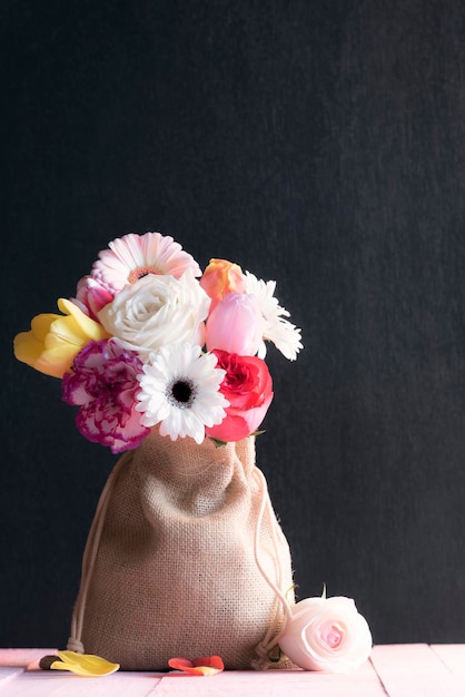 Foto close-up di fiori in sacco su tavolo