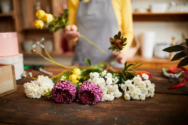 Foto chiuda in su dei fiori in negozio