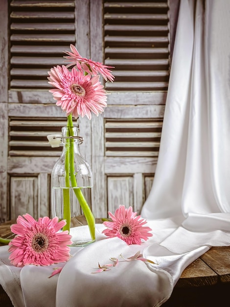 Photo close-up of flowers on table