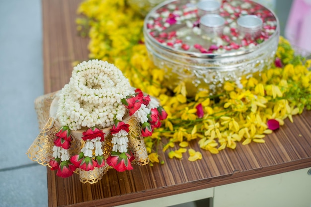 Photo close-up of flowers on table