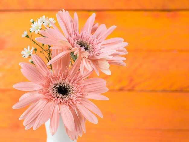 Photo close-up of flowers in vase against wall