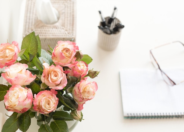 Photo close-up of flowers in vase on table