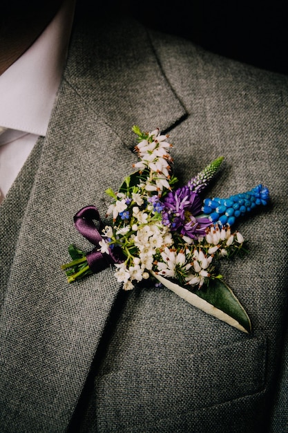 結婚式のブレイザーの花のクローズアップ