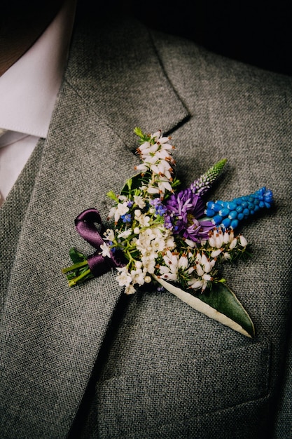 Photo close-up of flowers on wedding blazer