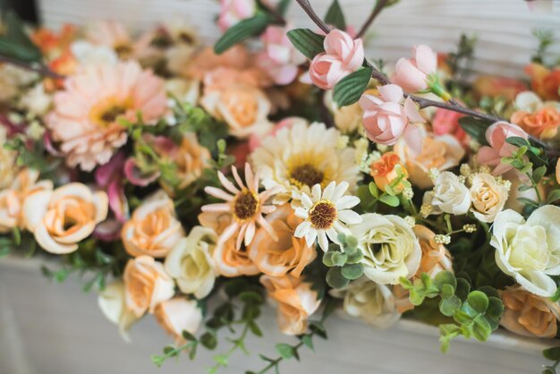 Foto close-up di fiori nella scatola della finestra