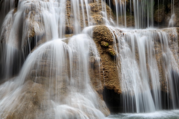 Photo close up flowing water at huai mae khamin waterfall in deep forest, thailand