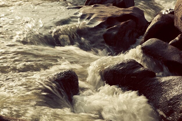 Photo close-up of flowing water on rocks