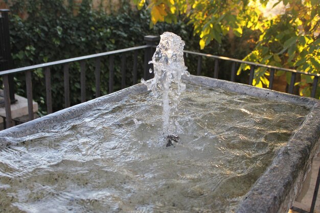 Foto prossimo piano dell'acqua che scorre