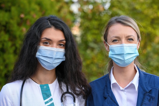 Foto close-up focus shot van jonge artsen die buiten gezichtsmaskers dragen