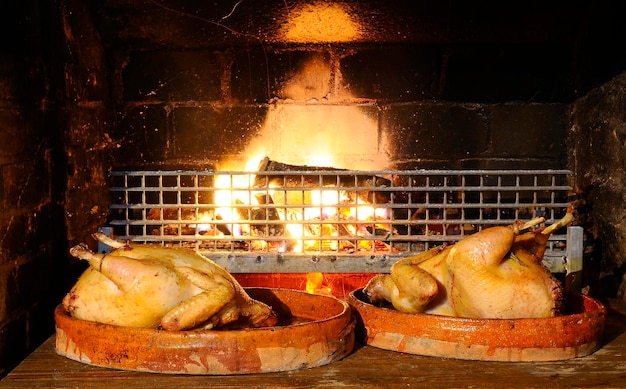 Foto prossimo piano del cibo sulla griglia da barbecue