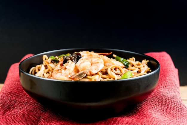 黒い背景の鉢の中の食料のクローズアップ