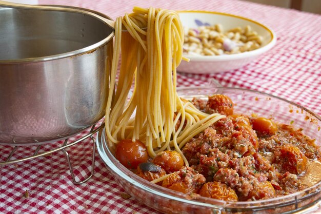 Foto close-up di cibo in ciotola su tavola