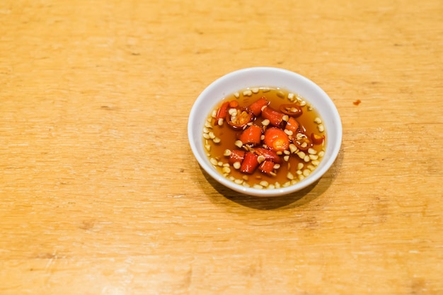 テーブルの上にある鉢の中の食料のクローズアップ