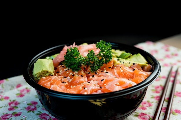テーブルの上にある鉢の中の食料のクローズアップ
