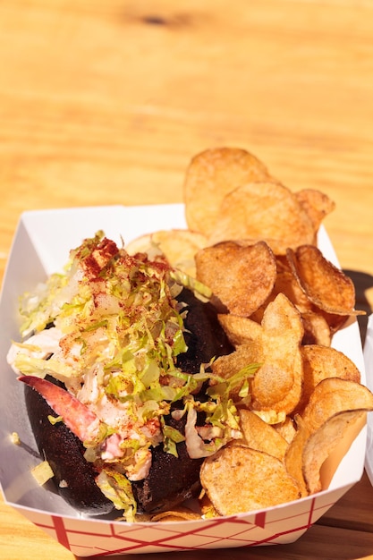 Photo close-up of food in box on table