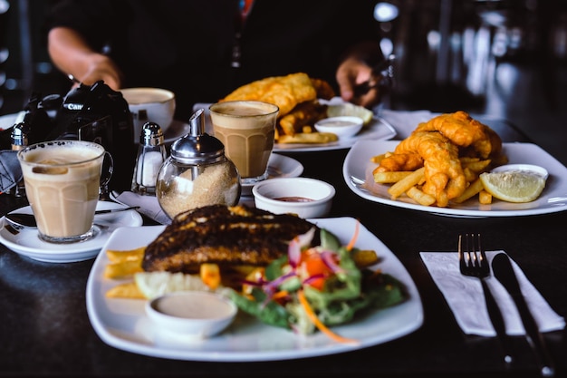 テーブルで提供される食べ物とコーヒーのクローズアップ