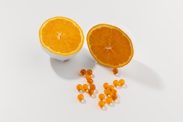 Foto close up su complementi alimentari con arancia