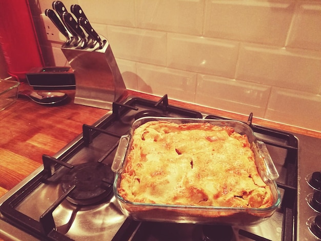 Foto prossimo piano di cibo in contenitore sul forno