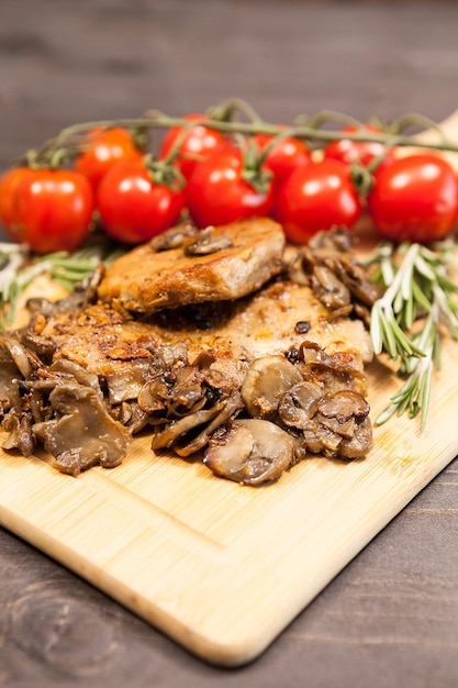 Foto prossimo piano del cibo sul tavolo da taglio