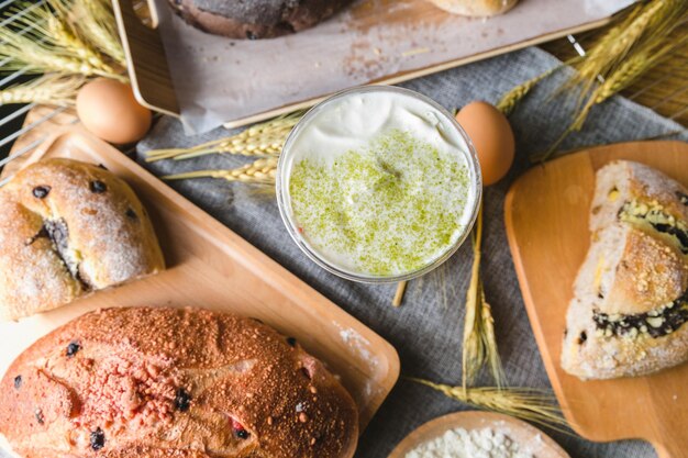 Foto prossimo piano del cibo sul tavolino da taglio