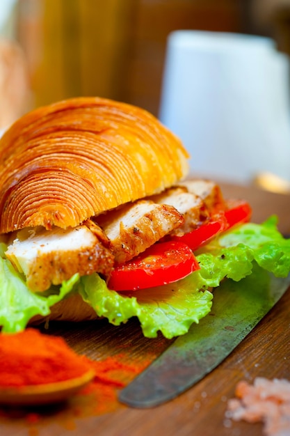 Foto prossimo piano del cibo sul tavolino da taglio