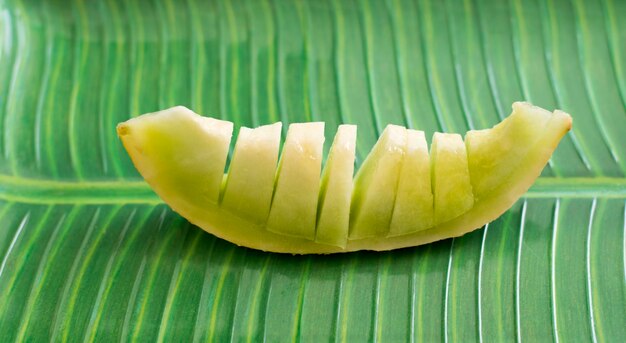 Foto prossimo piano di cibo su foglia verde