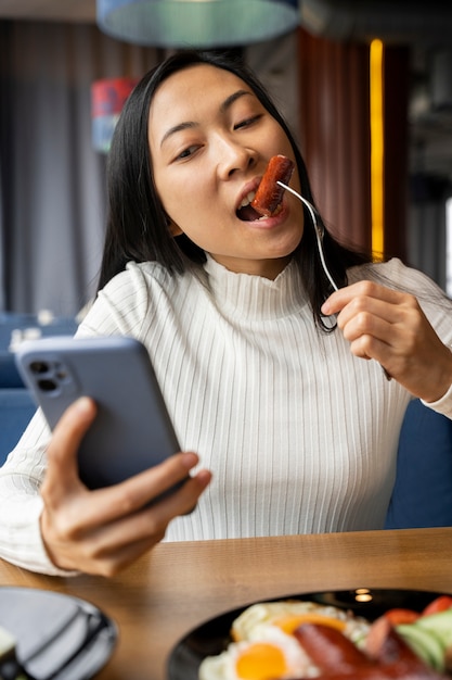 Foto primo piano sull'amante del cibo che mangia