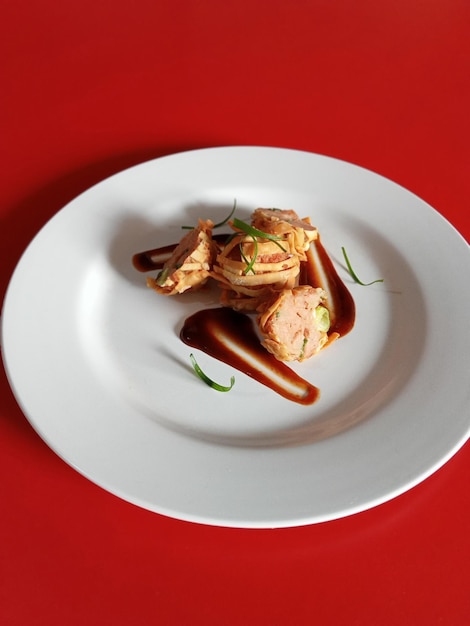 Foto close-up di cibo in piatto su sfondo rosso