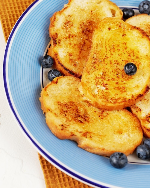 Photo close-up of food in plate on table