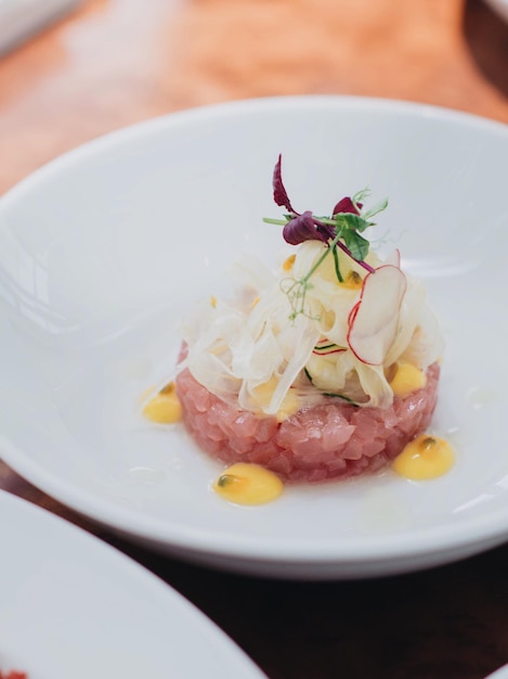 テーブルの上の皿にある食料のクローズアップ
