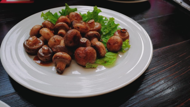 テーブルの上の皿にある食料のクローズアップ