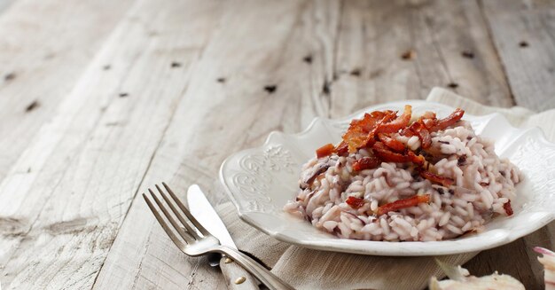 Foto prossimo piano del cibo nel piatto sulla tavola