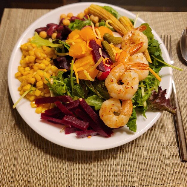 Photo close-up of food in plate on table