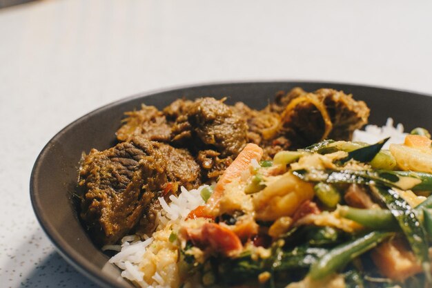 Photo close-up of food in plate on table