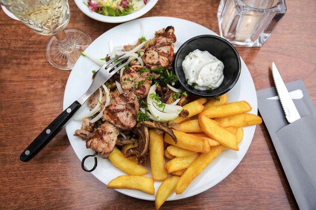 テーブルの上の皿にある食料のクローズアップ