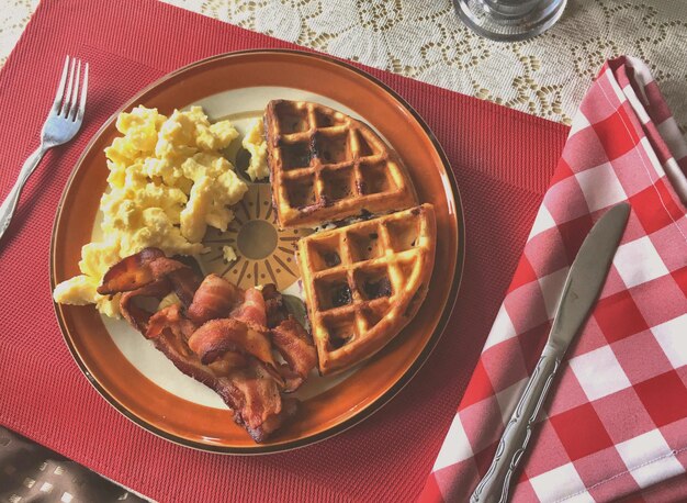 Photo close-up of food in plate on table