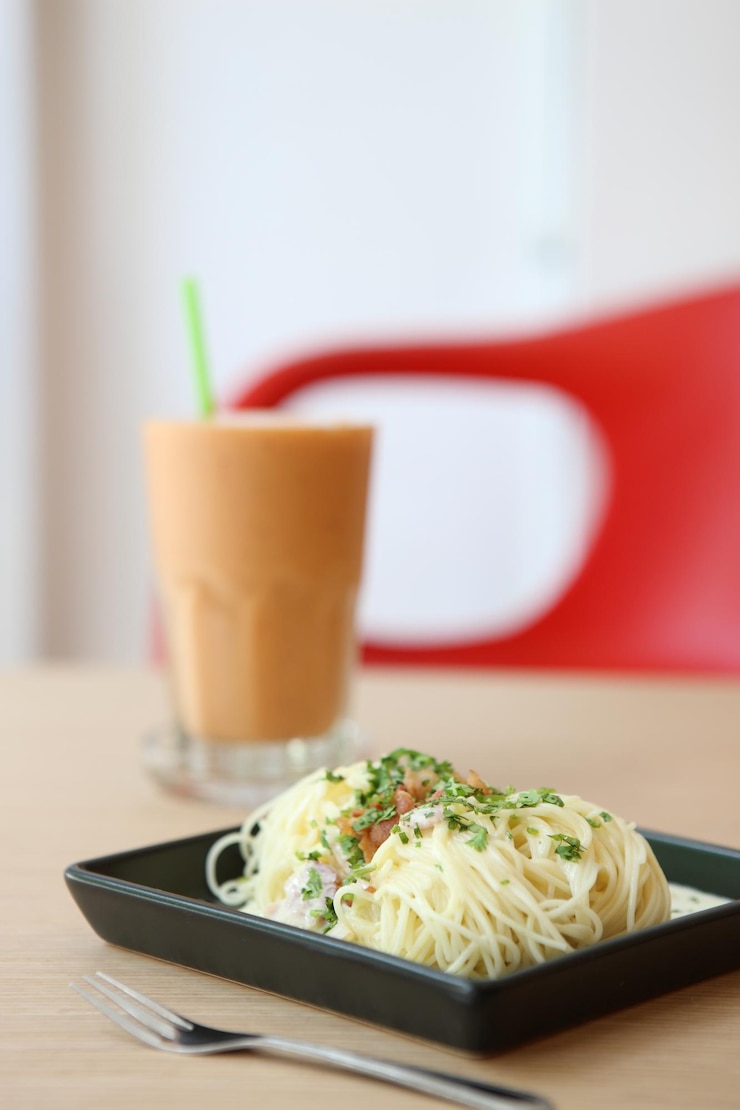 Photo close-up of food in plate on table