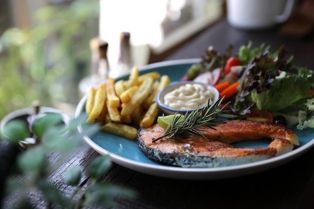 Photo close-up of food in plate on table