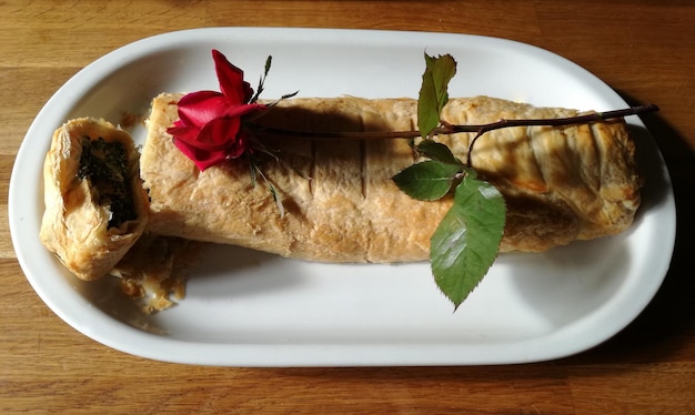 Foto prossimo piano del cibo nel piatto sulla tavola