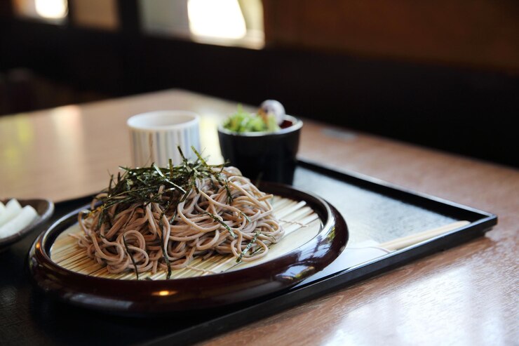 Photo テーブルの上の皿に置かれた食べ物のクローズアップ